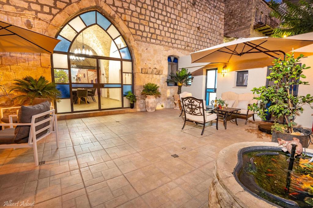 un gran patio con bañera de hidromasaje en un edificio en The Antiquity Heart Mansion, en Safed