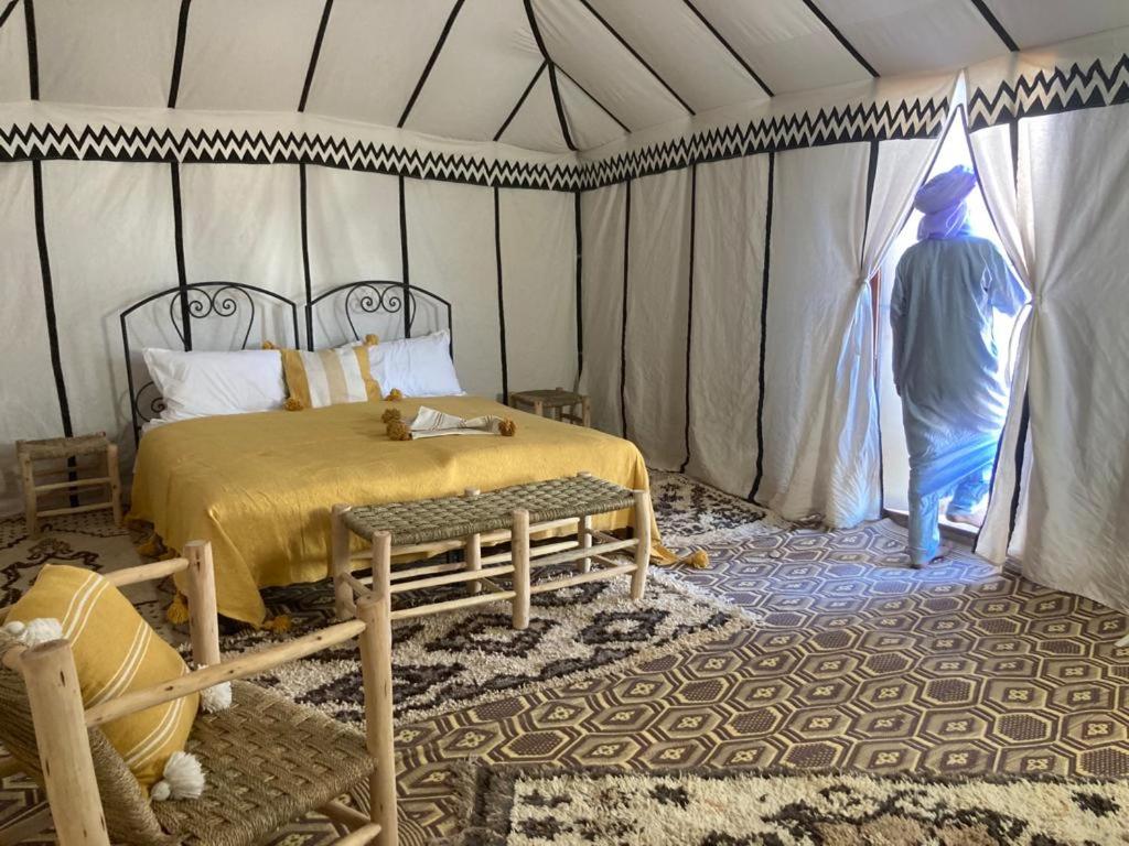 een slaapkamer met een bed in een tent bij Excreción erg chegaga 2 jour départ zagora 4x4 in Zagora