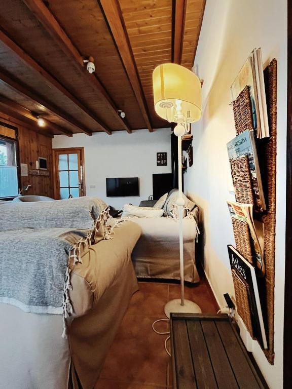 A television and/or entertainment centre at Apartaments Cel i Fusta