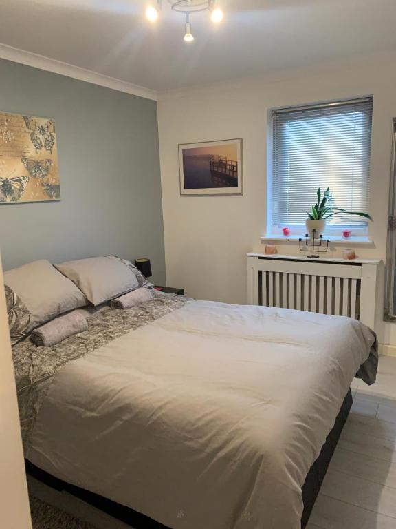 Un dormitorio con una cama grande y una ventana en Modern 2 bed apartment en Wallasey