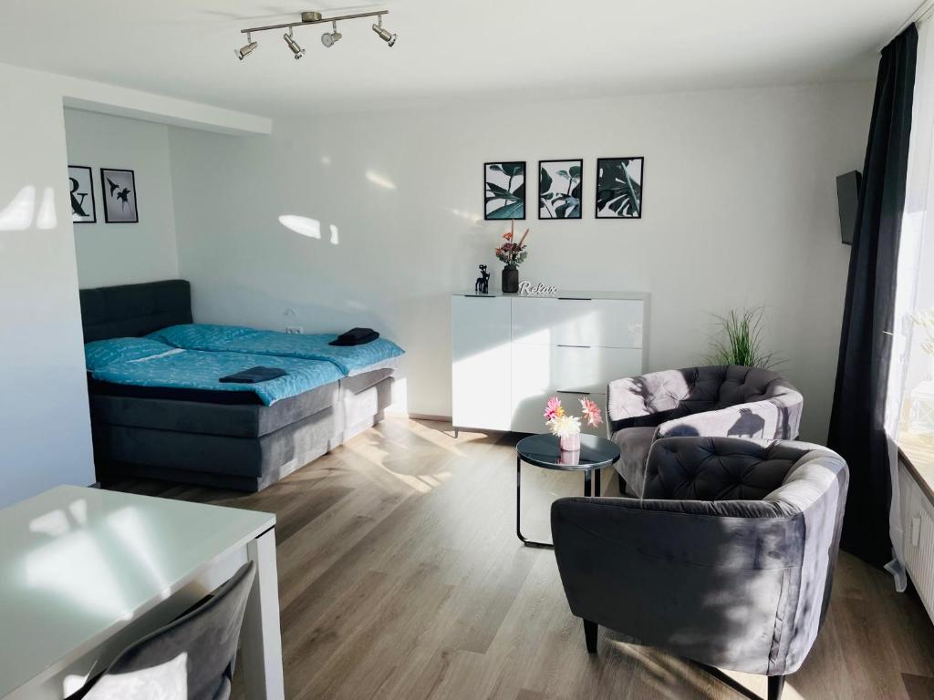 sala de estar con cama y sofá en Zollernalb-Apartment MG, en Albstadt