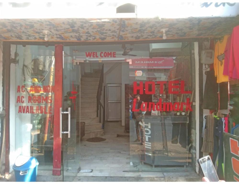 ein Geschäft mit einer Glastür mit einem Schild darauf in der Unterkunft Hotel Landmark Lodge, Jammu in Jammu
