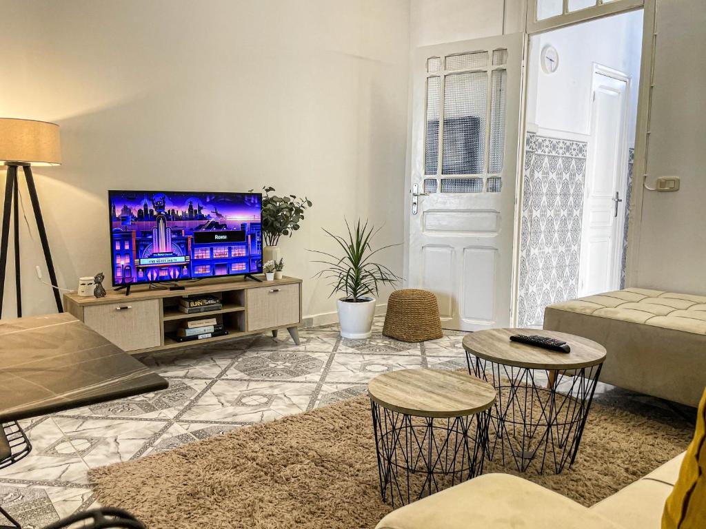 TV a/nebo společenská místnost v ubytování COSY Apartment in La Marsa Corniche - Beach