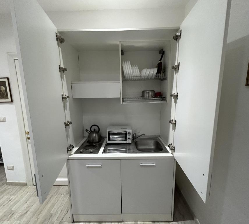A kitchen or kitchenette at URBE - Delizioso appartamento Quartiere Coppedè