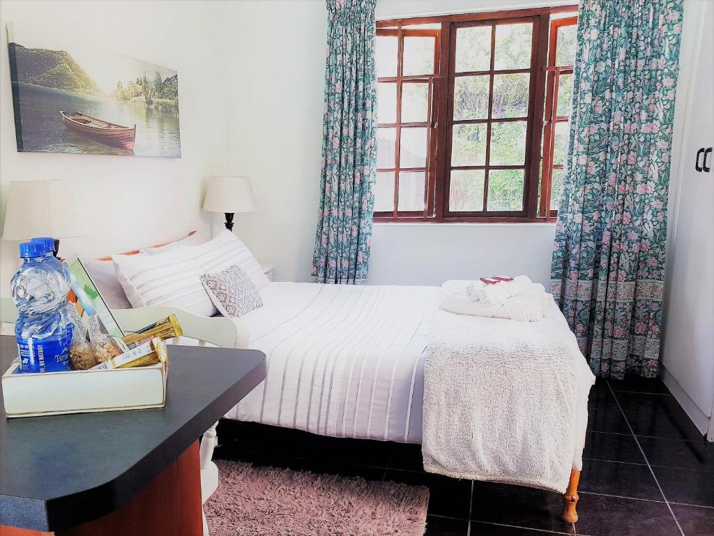 um pequeno quarto com uma cama e uma janela em Pine Cone Corner em George