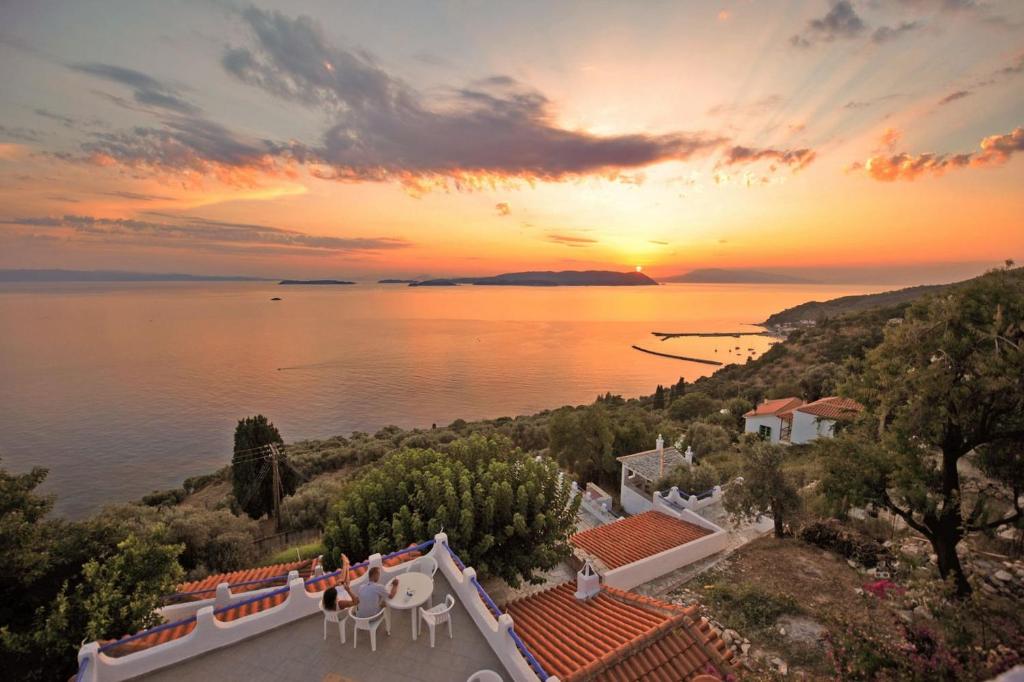 una vista aérea de una casa con puesta de sol en Secret Sporades Panoramic Residence, en Klíma