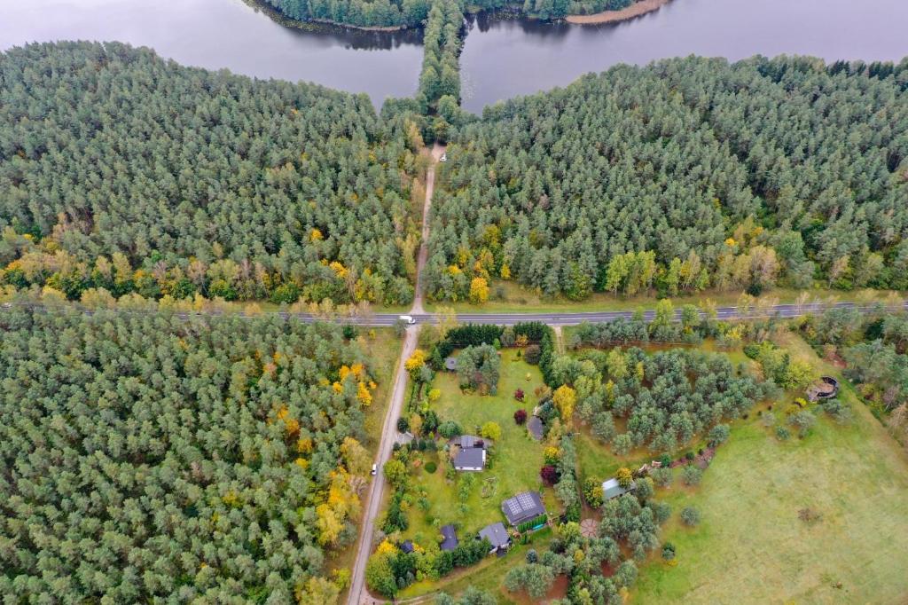 uma vista aérea de uma casa no meio de uma floresta em Agroturystyka Camping em Orzysz