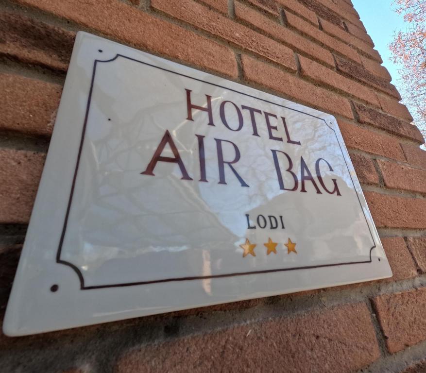 un letrero para una bolsa de aire de hotel en una pared de ladrillo en Hotel Air Bag en Lodi