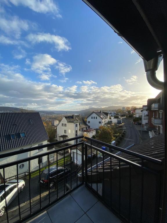 uma vista para a cidade a partir de uma varanda em Ferienwohnung mit Aussicht em Koblenz