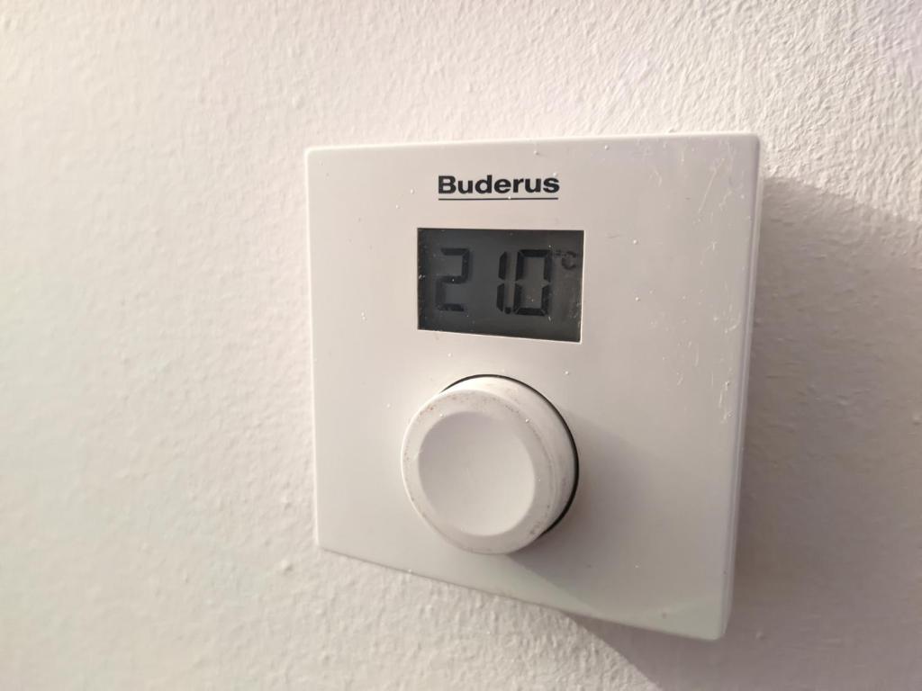 un interruptor de luz blanco en la pared con las palabras trompeteros en Calliope's Home, en Tríkala