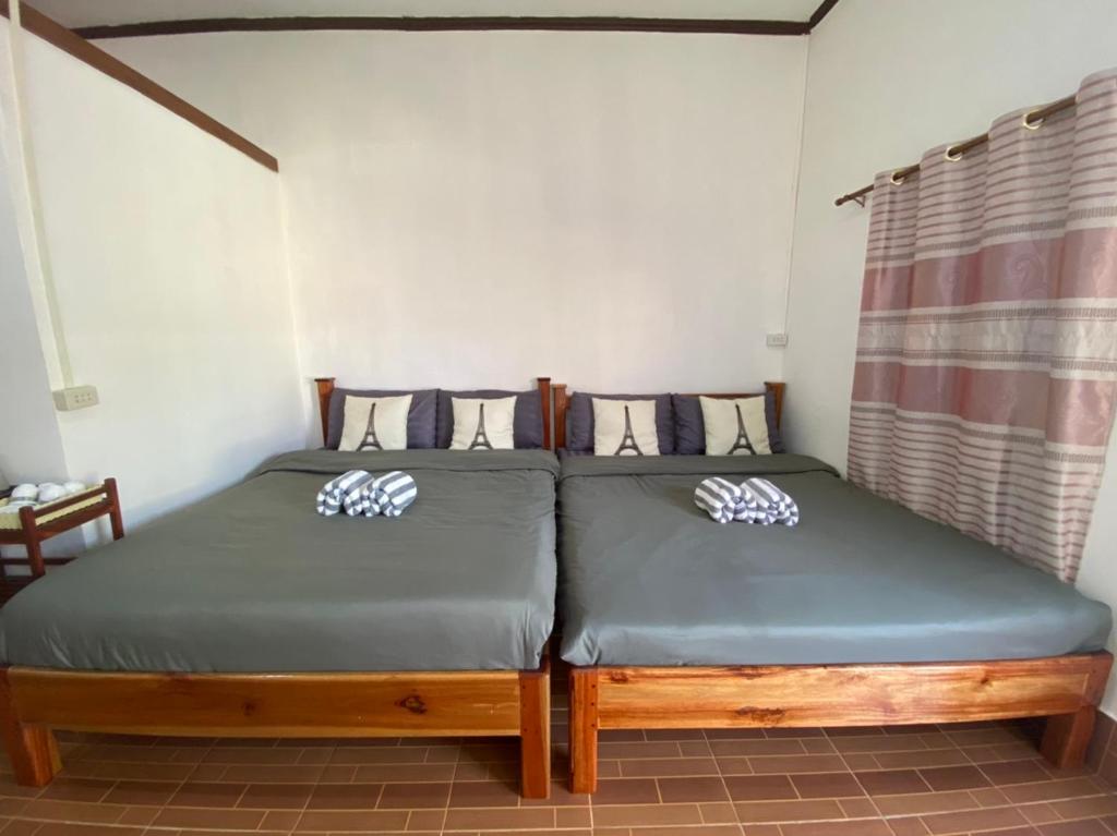 Postel nebo postele na pokoji v ubytování บ้านคุณโต้ง เชียงคาน BaanKhunTong ChiangKhan