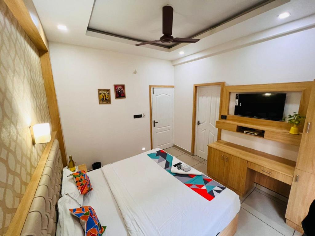 a small room with a couch and a television at Hotel Reegate Inn Near South Railway Station in Cochin