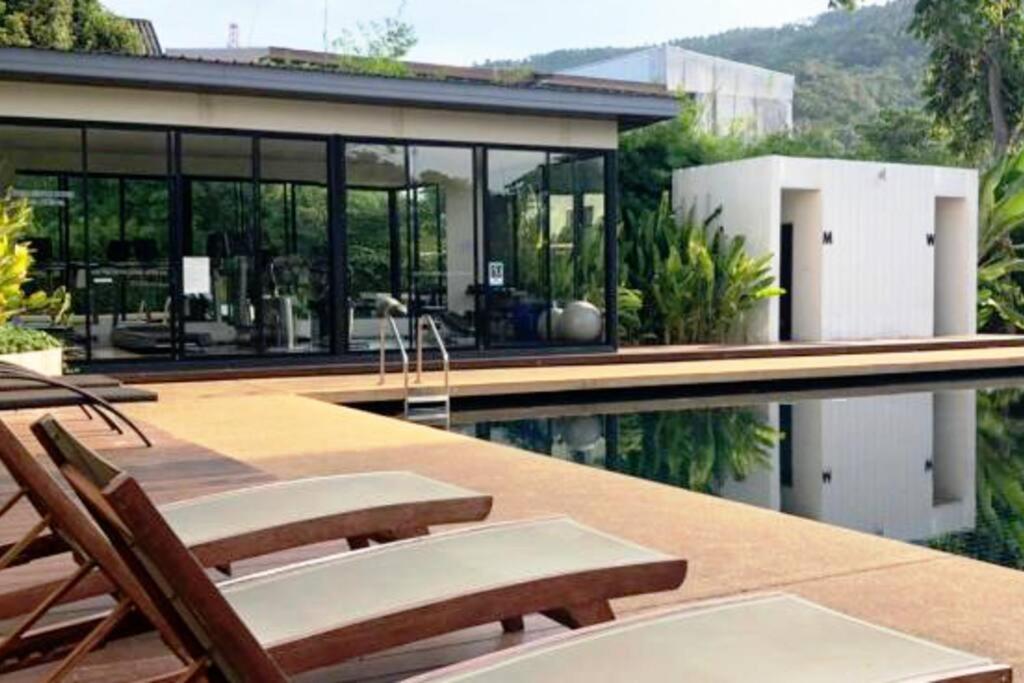 uma casa com piscina e algumas cadeiras em Chaweng Beach Apartment 1 Schlafzi-1Wohnzi-Pool-Fitnes em Ban Ko Khwan