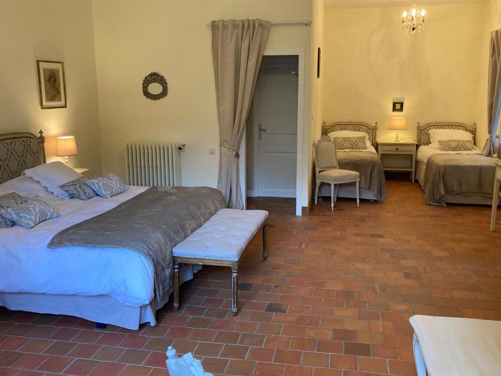 Posteľ alebo postele v izbe v ubytovaní Manoir de Saint-Fiacre