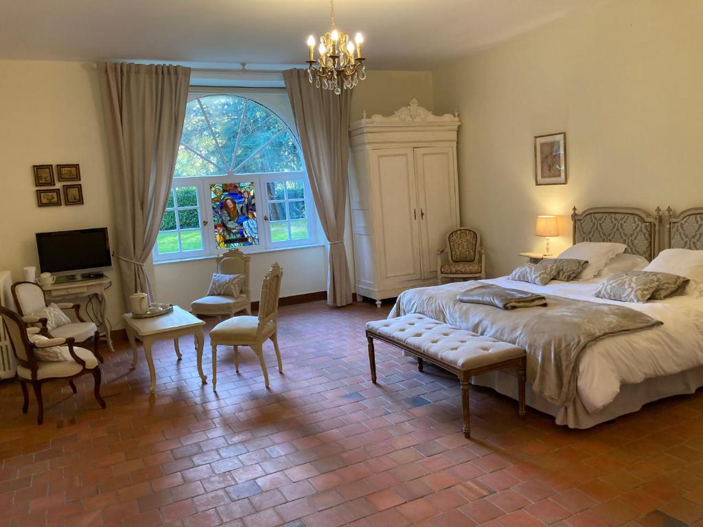 Posteľ alebo postele v izbe v ubytovaní Manoir de Saint-Fiacre