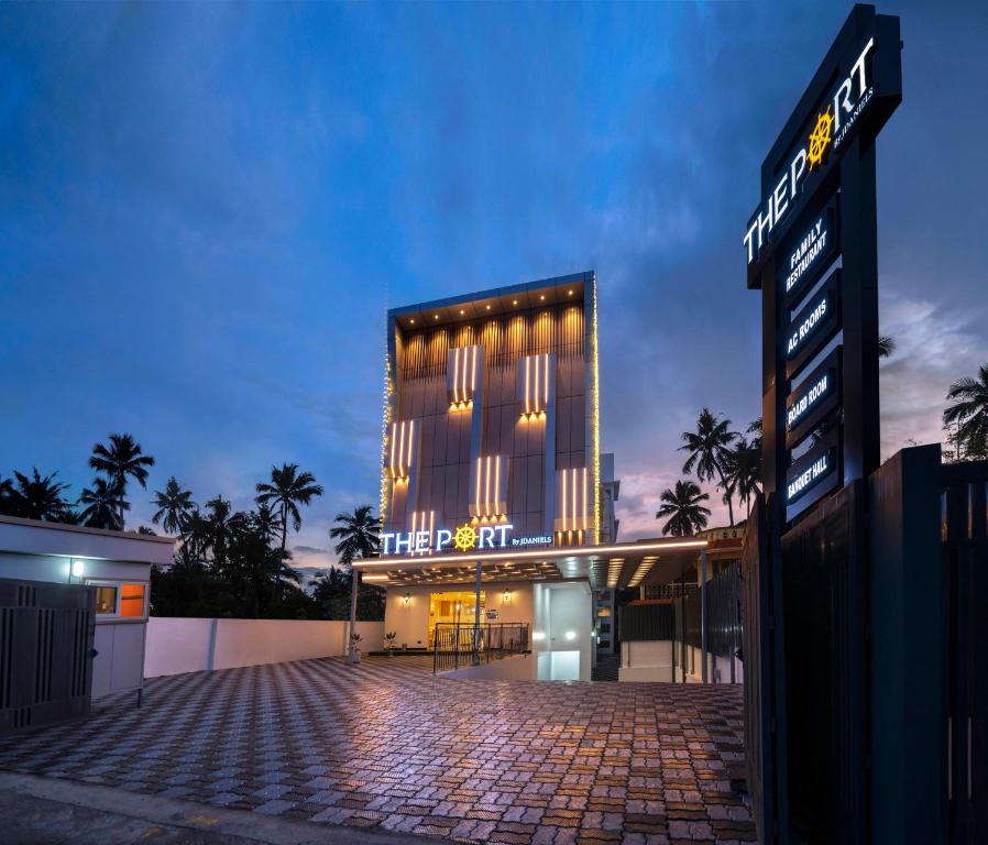 un hotel con un cartel delante en THE PORT BY JDANIELS, en Trivandrum