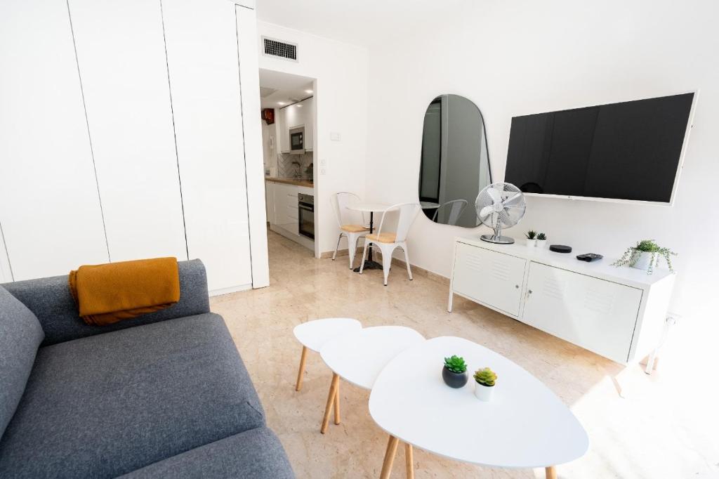 Nice: Superbe appartement dans le Carré d'Or. TV 또는 엔터테인먼트 센터