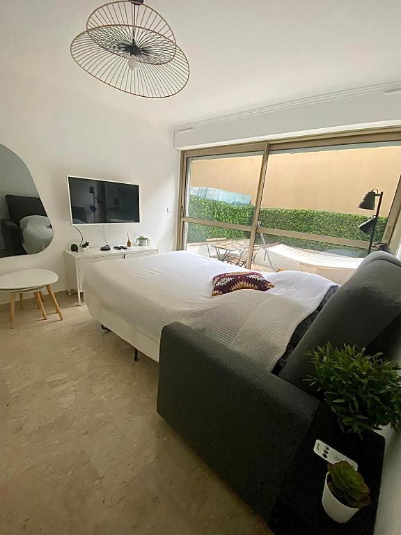 Televízia a/alebo spoločenská miestnosť v ubytovaní Nice Superbe studio proche de la mer