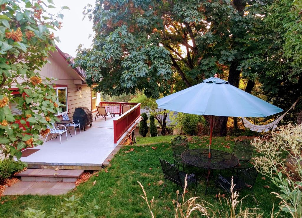 Zahrada ubytování Downtown White Salmon View Home