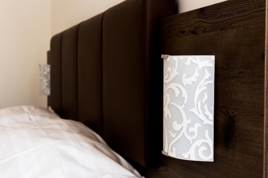 Postel nebo postele na pokoji v ubytování Hotel Vinothek Schwarzer Adler