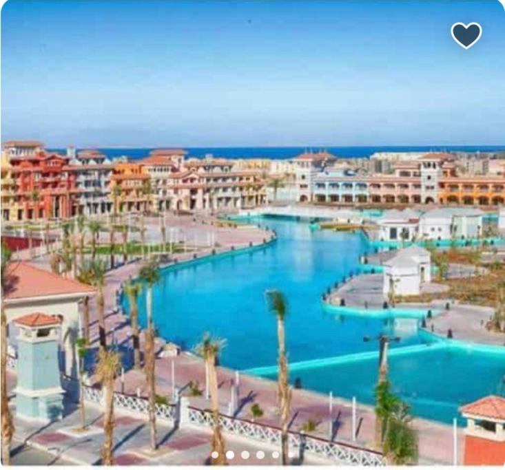 ariaal uitzicht op een groot zwembad in een stad bij Appartment - Porto Sharm El Sheikh - Chalet 61205 B in Sharm El Sheikh