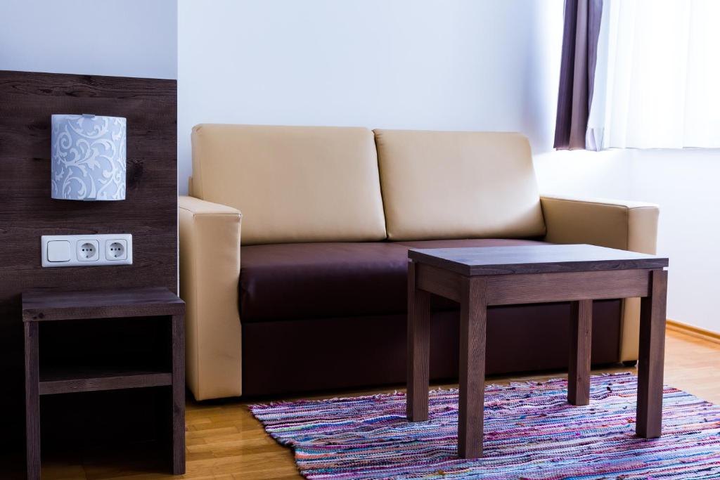 Posezení v ubytování Hotel Vinothek Schwarzer Adler
