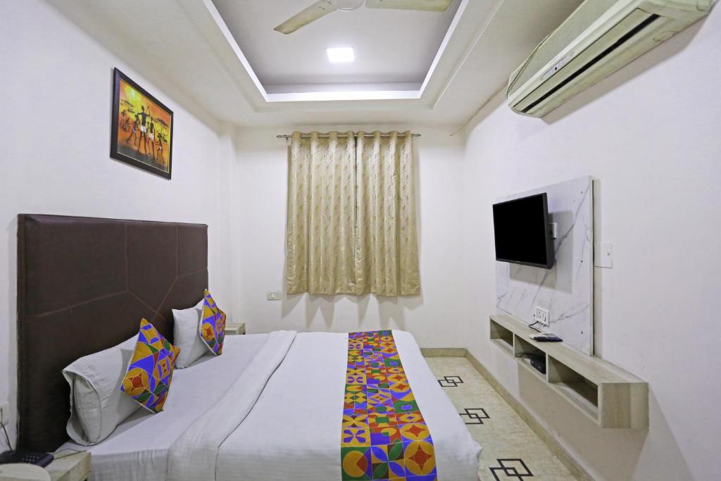 TV a/nebo společenská místnost v ubytování Hotel Sterling Inn, New Delhi