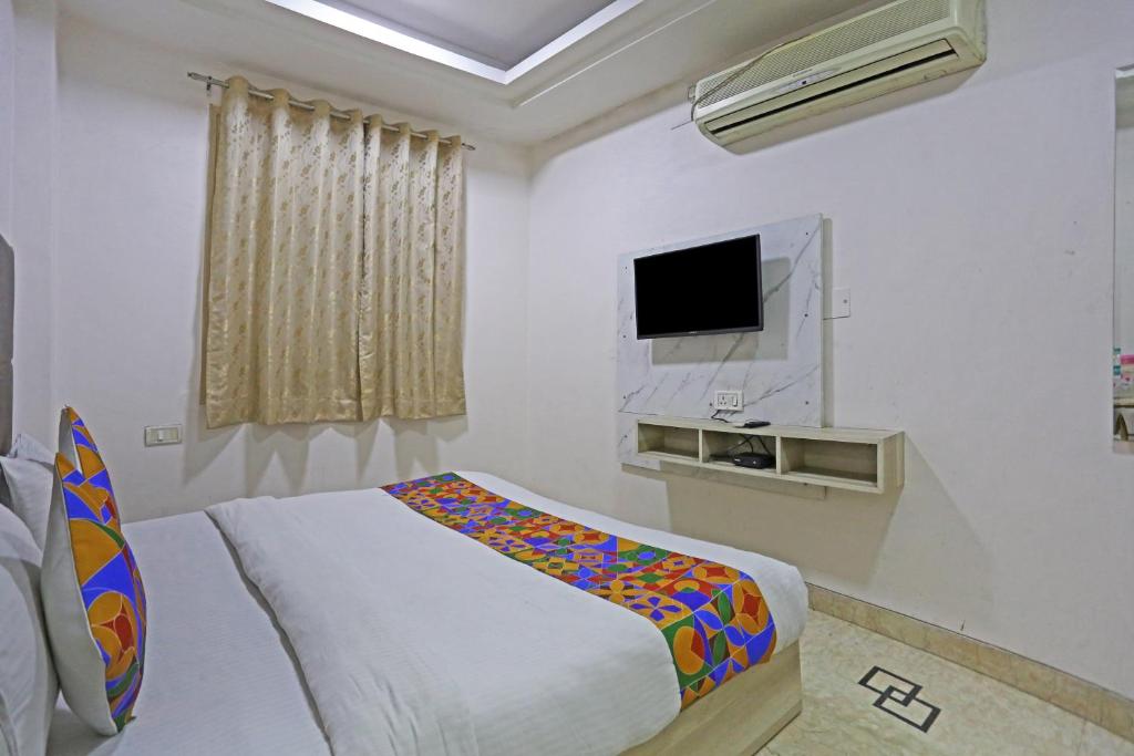 TV a/nebo společenská místnost v ubytování Hotel Sterling Inn, New Delhi