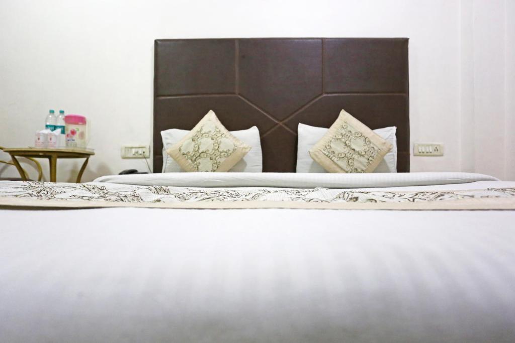 Postel nebo postele na pokoji v ubytování Hotel Sterling Inn, New Delhi