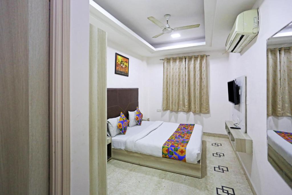 Postel nebo postele na pokoji v ubytování Hotel Sterling Inn, New Delhi