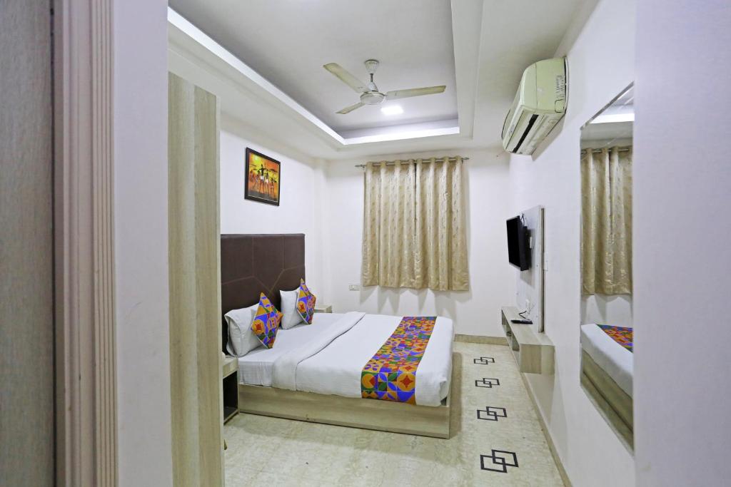 Postel nebo postele na pokoji v ubytování Hotel Sterling Inn, New Delhi