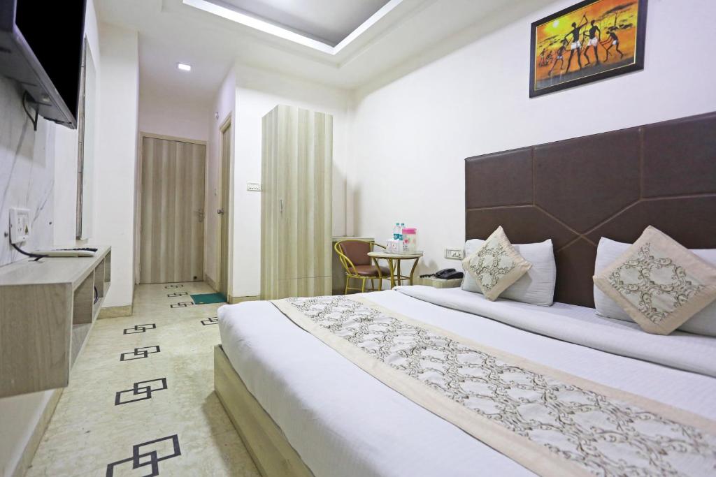 Postel nebo postele na pokoji v ubytování Hotel Sterling Inn, New Delhi
