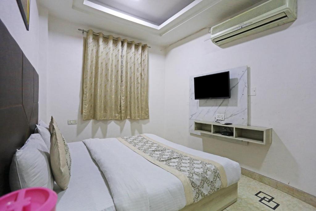 TV a/nebo společenská místnost v ubytování Hotel Sterling Inn, New Delhi