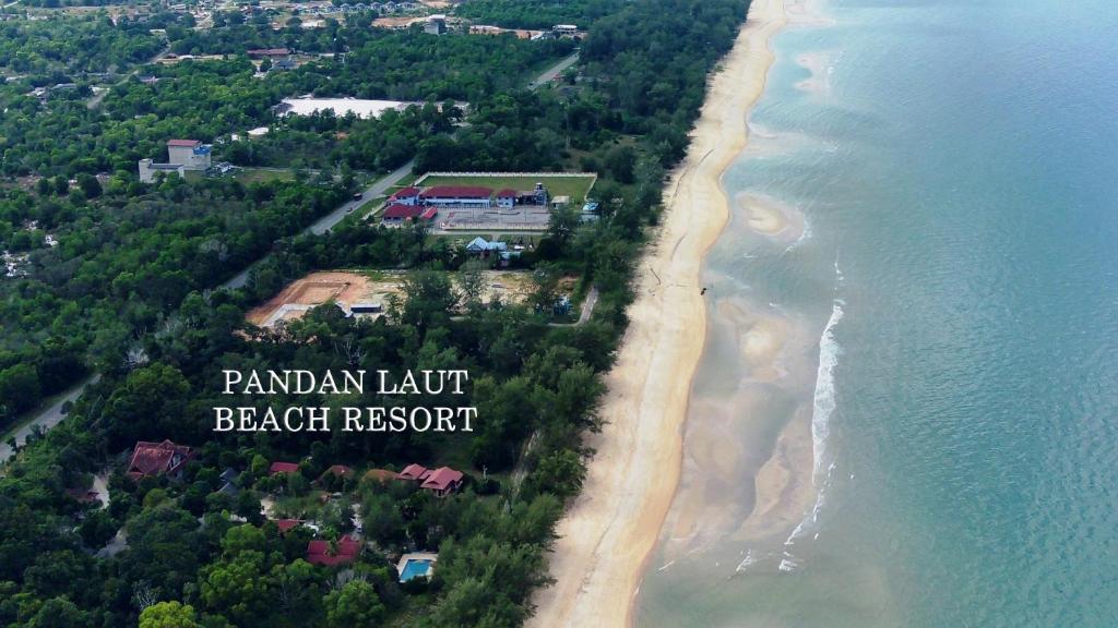 eine Luftansicht auf einen Strand neben dem Meer in der Unterkunft Pandan Laut Beach Resort in Kampung Penarik