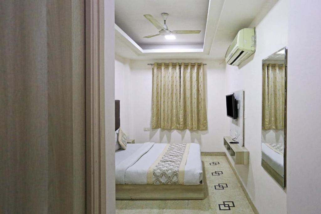 Postel nebo postele na pokoji v ubytování Hotel Sterling Inn, New Delhi