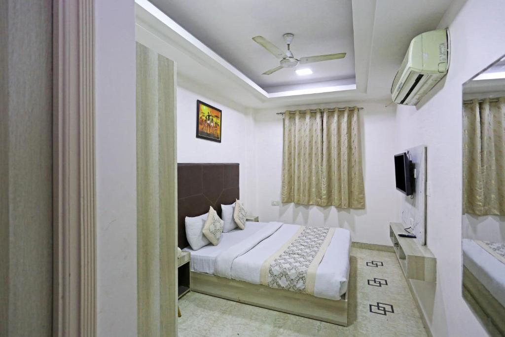 Postel nebo postele na pokoji v ubytování Hotel Sterling Inn, New Delhi