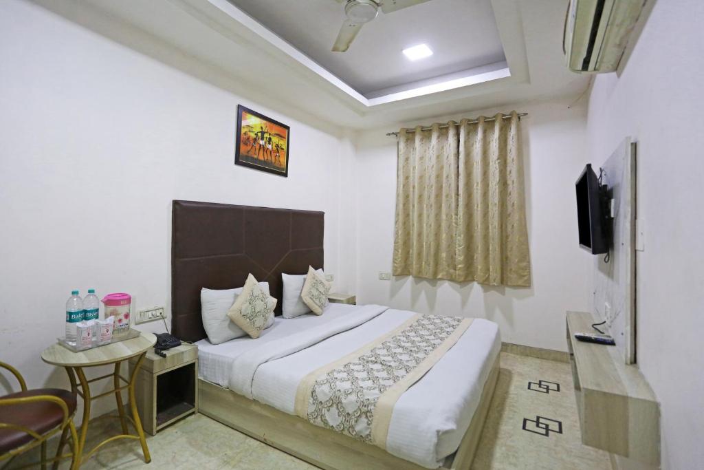 Postel nebo postele na pokoji v ubytování Hotel Sterling Inn, New Delhi