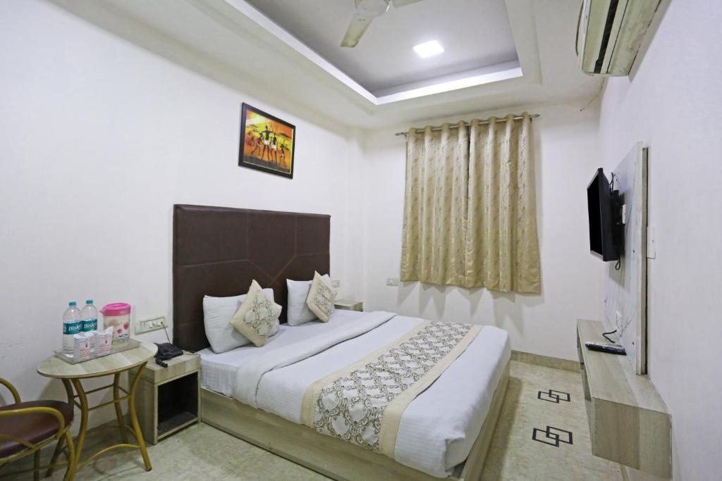 Postel nebo postele na pokoji v ubytování Hotel Sterling Inn, New Delhi