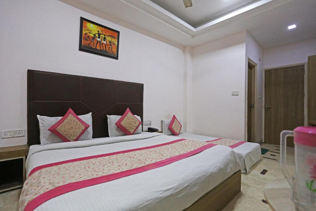 Postel nebo postele na pokoji v ubytování Hotel Sterling Inn, New Delhi