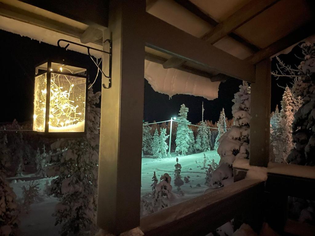 una luz en una pared con una escena de Navidad en ella en Vuosselin Kuura (2 mh + tilava parvi), en Kuusamo
