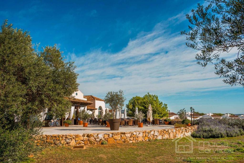 een park met een stenen muur en bomen bij Stunning detached Villa in El Valle Golf Resort - ZO24EV in Murcia