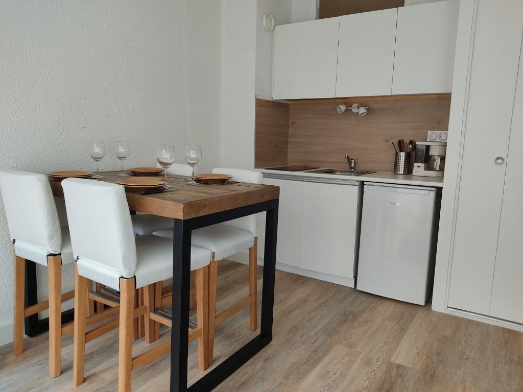 Kuchnia lub aneks kuchenny w obiekcie Appartement cosy Saint Lary village