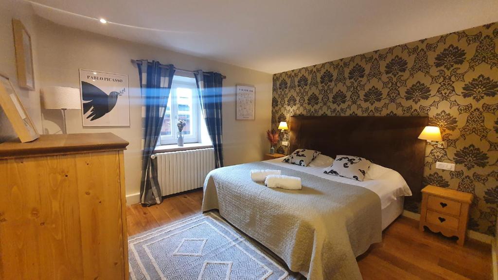 een slaapkamer met een bed met 2 kussens erop bij Appartement Marquise de 110m2 avec vue et sauna à 10 min des pistes in Sainte-Foy-Tarentaise