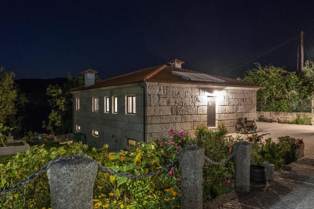 un edificio de piedra con una luz encendida por la noche en Casa do Vale en Fafe