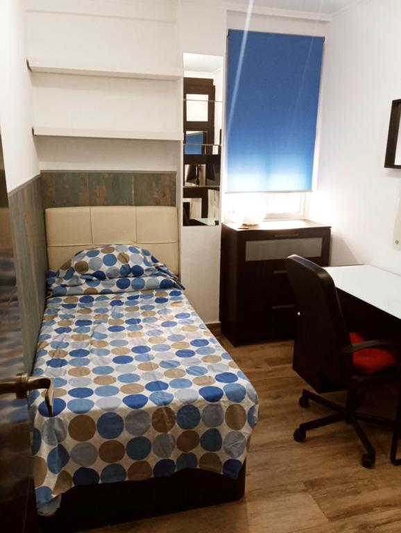 Schlafzimmer mit einem Bett, einem Schreibtisch und einem Tisch in der Unterkunft Precioso apartamento 3 habitaciones. Con patio. in Camas