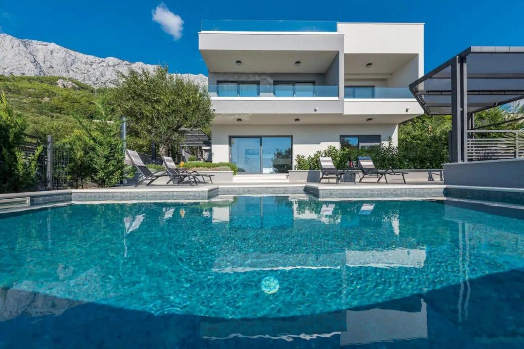 Bazén v ubytovaní Villa Kuk with heated Pool Makarska alebo v jeho blízkosti
