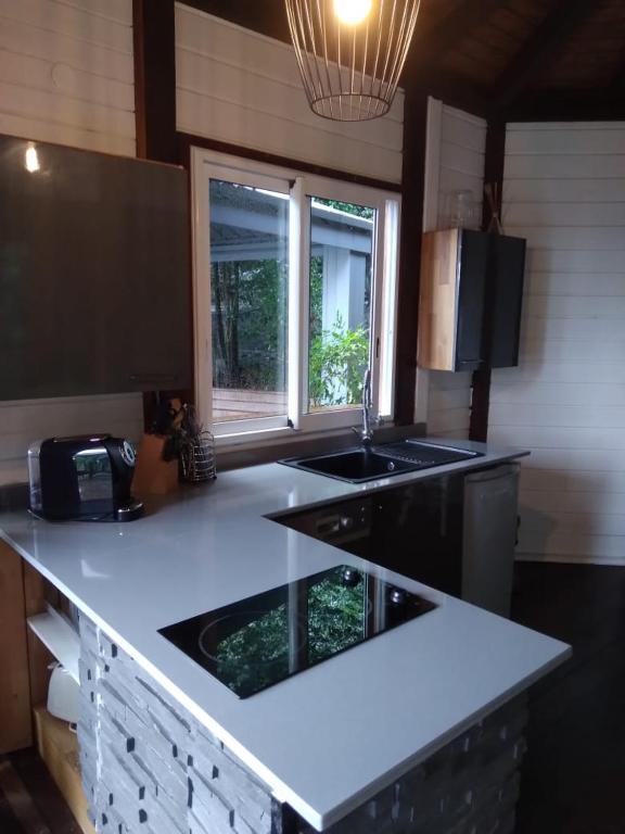 Kuchyň nebo kuchyňský kout v ubytování Le Domaine du Rocher Noir