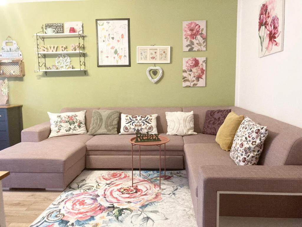 uma sala de estar com um sofá e uma mesa em Sweet Garden Residence em Brasov