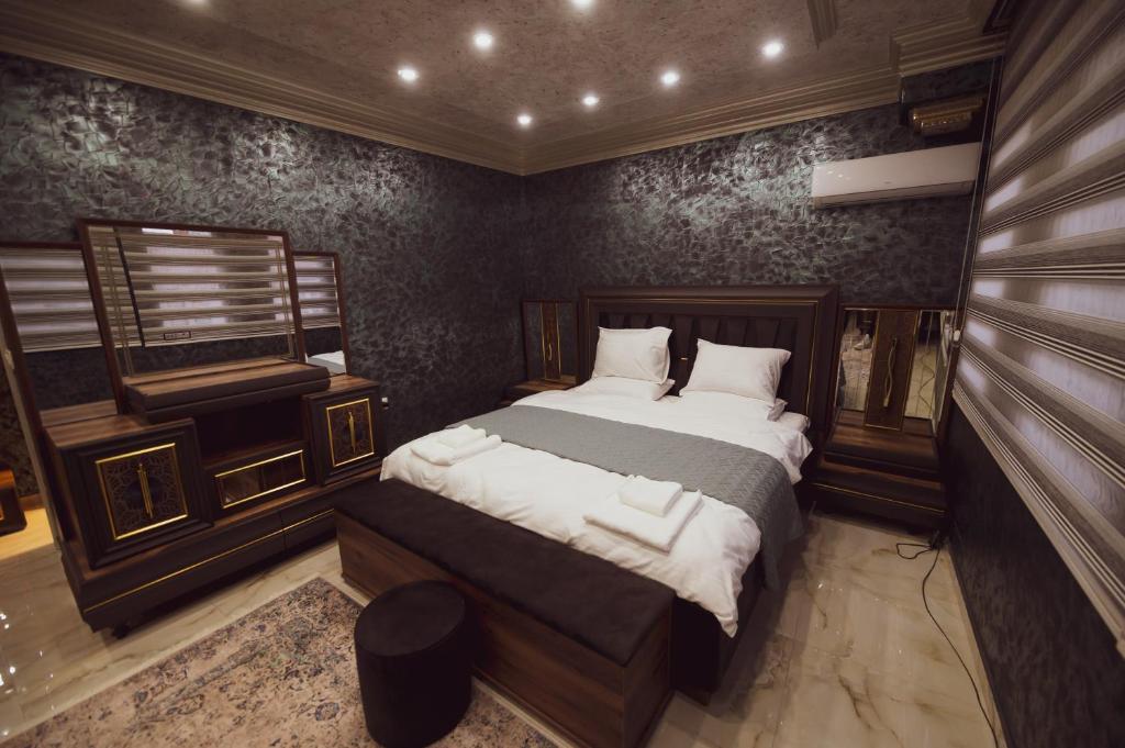 1 dormitorio con cama y piano en Hotel Premium, en Pristina