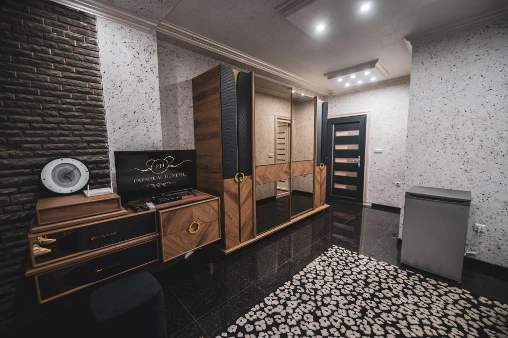 Zimmer mit einem Bad mit einem Waschbecken und einem Spiegel in der Unterkunft Hotel Premium in Pristina
